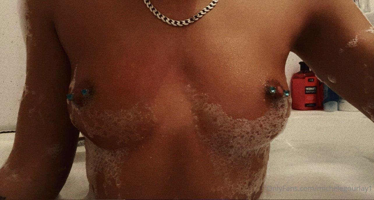 British Lesbian Loves Exposing Herself #4Zdhzut2