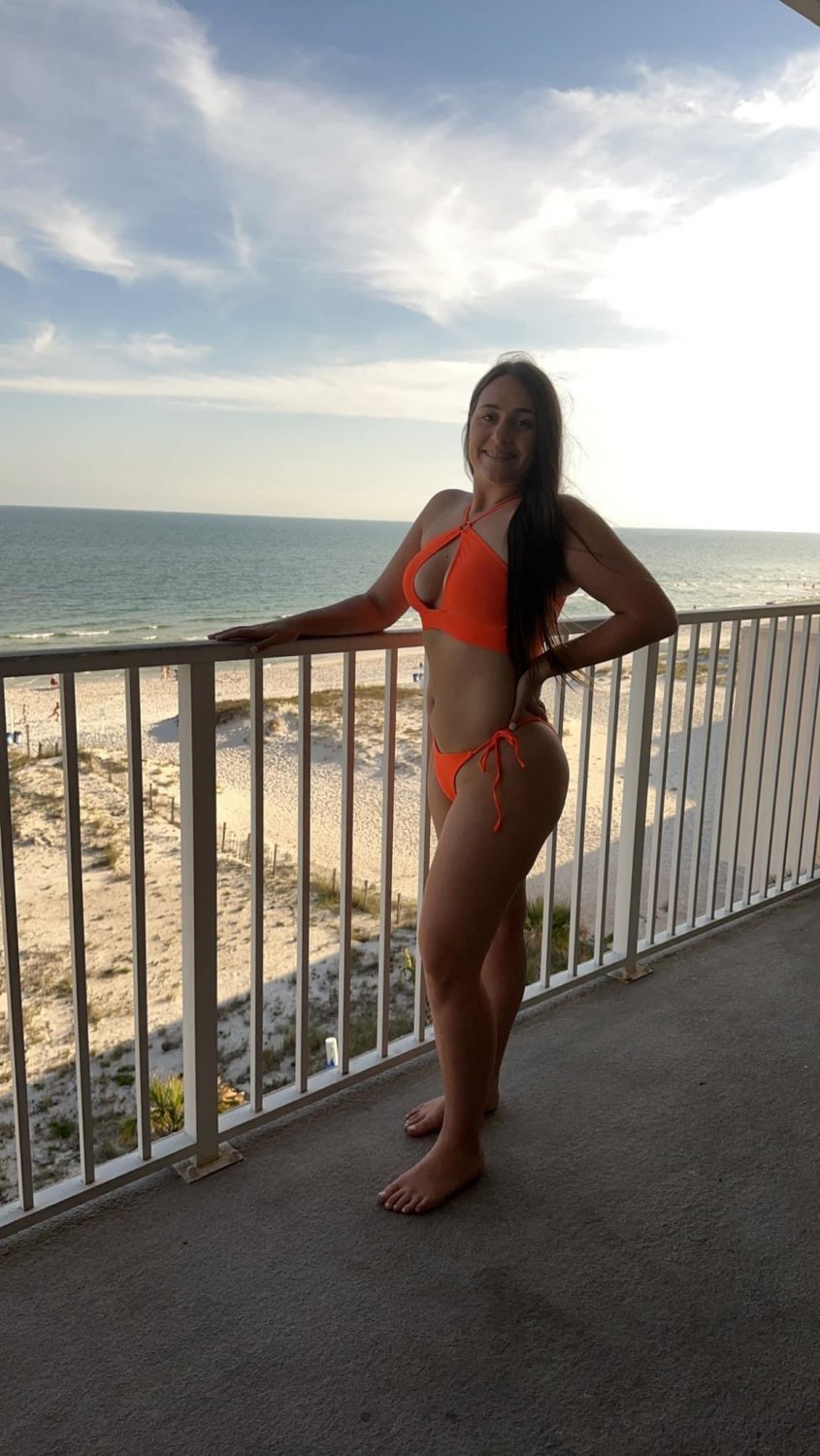 White girl is hot would y’all creampie? #AVcCMUAM