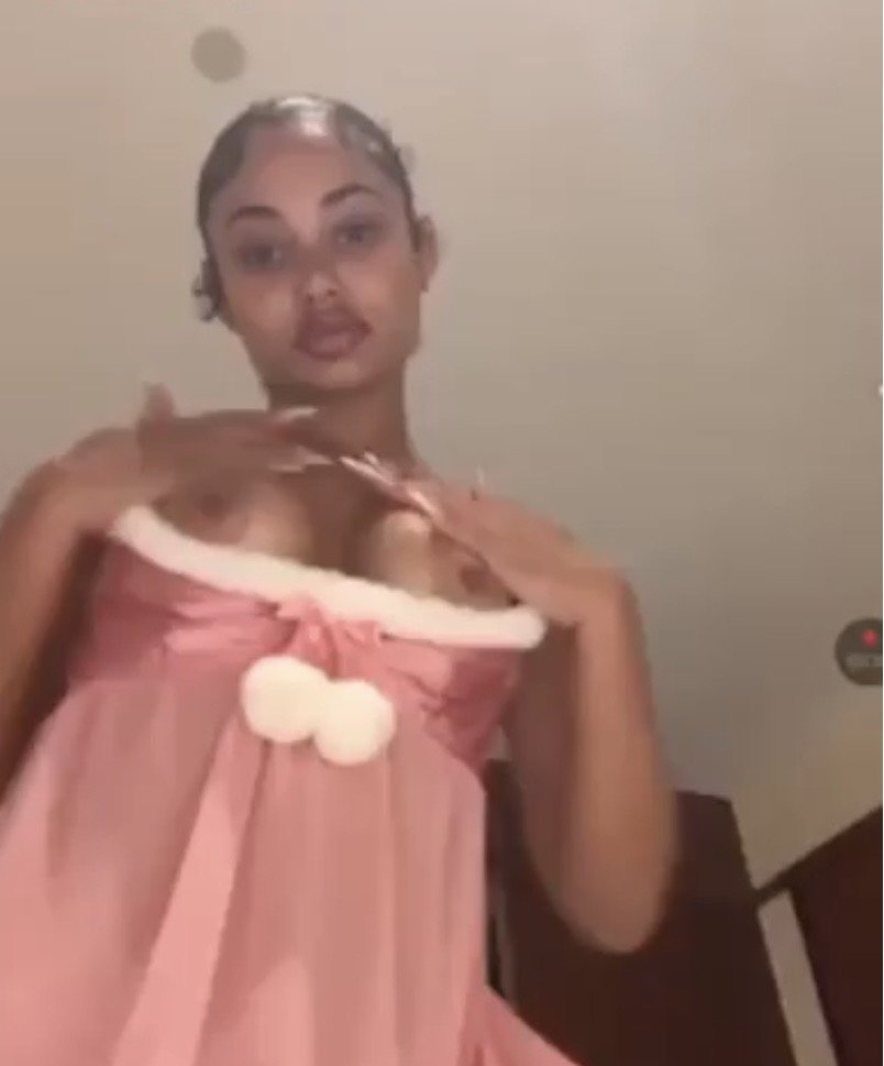 Tee showing her tits #bceAuoPL